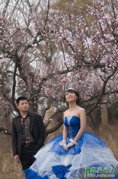 photoshop给春日桃园里的婚片男女写真照调出暖暖的色调