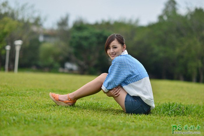 photoshop给公园草地上自拍的甜美女孩儿生活照调出淡调蓝黄色