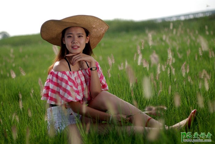 PS调色教程：给草原上自拍的未成年少女图片调出唯美的晨曦阳光色