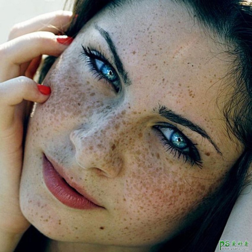 PS美女磨皮教程：给多斑点的性感外国美女人物皮肤磨光滑，细腻。