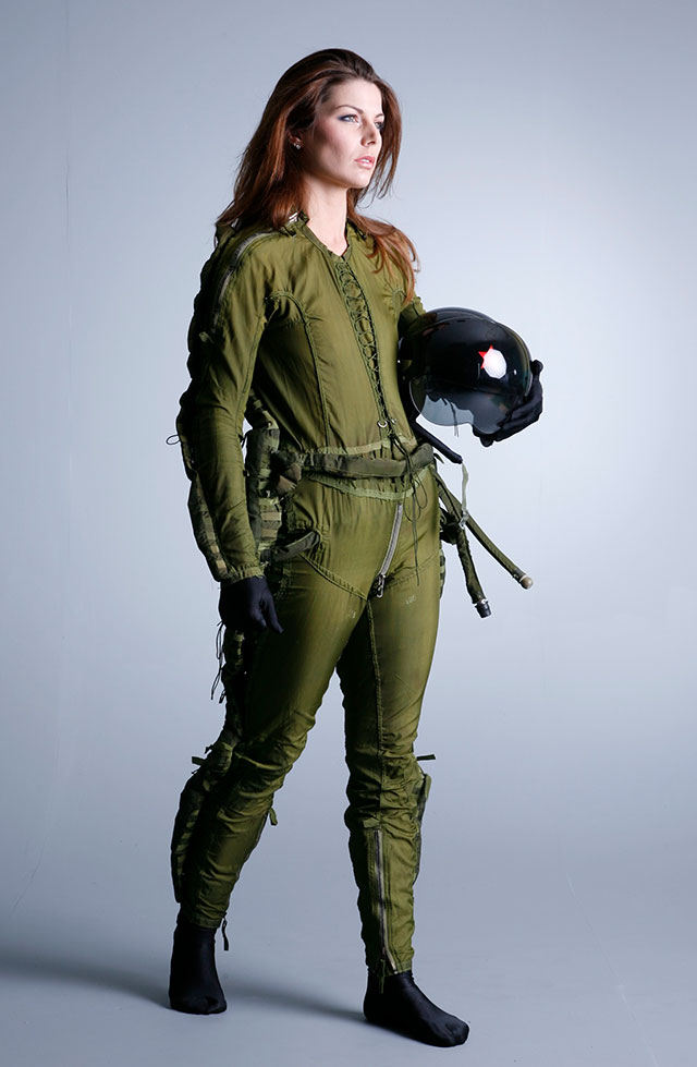 Photoshop创意合成美女与机器人的场景，机甲战争电影海报。