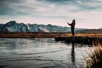 用photoshop软件合成一张在冰川上垂钓的钓鱼人场景 